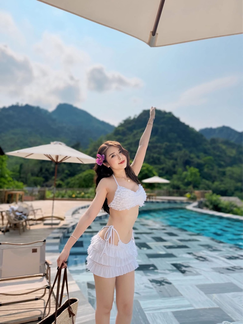 Cô nàng mặc bikini Đan Phượng Shop khom lưng khoe mông cong