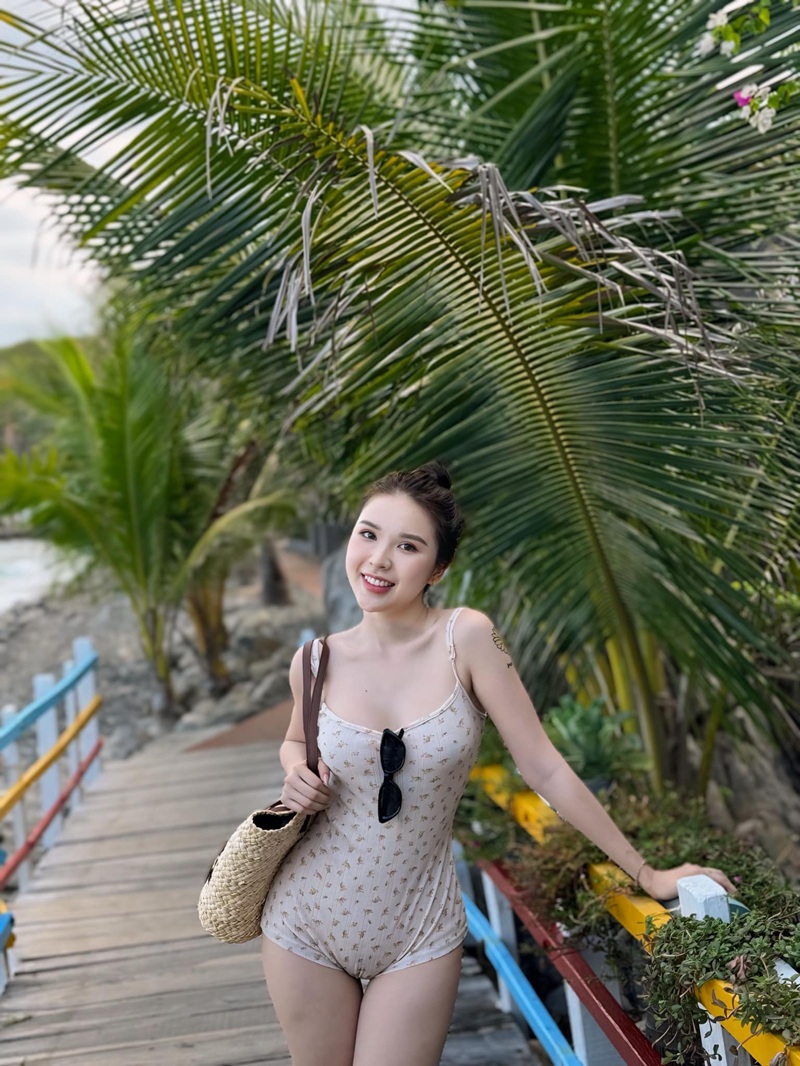 Hình ảnh bikini Đan Phượng Shop màu đỏ nổi bật trên làn da rám nắng