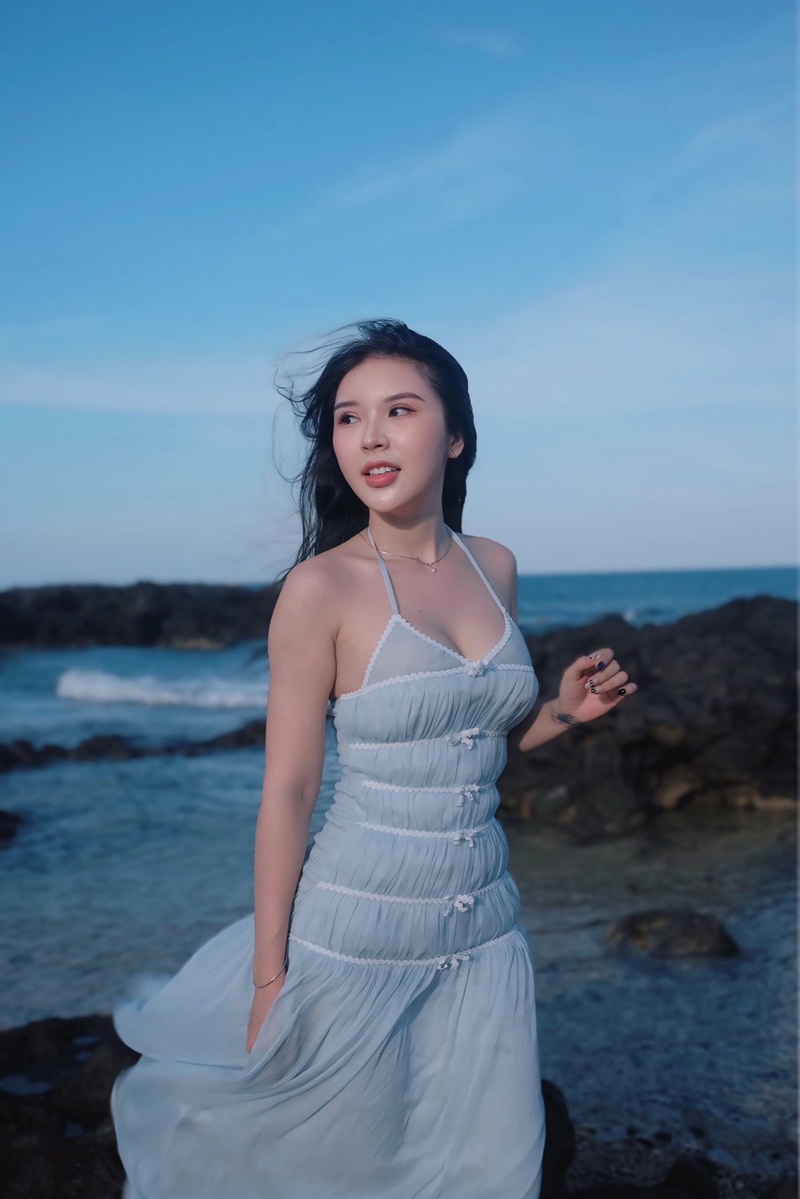 Hình ảnh bikini Đan Phượng Shop đứng chống tay khoe dáng