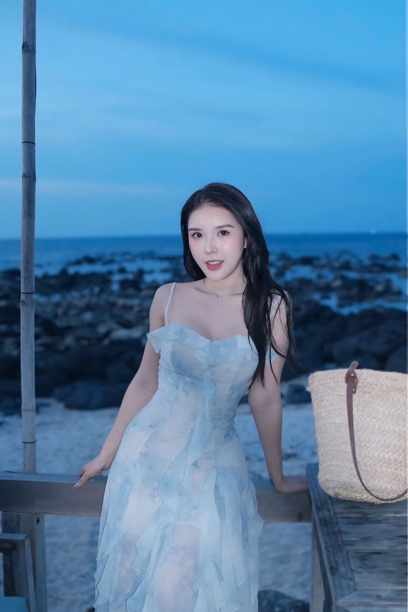 Người mẫu mặc bikini Đan Phượng Shop tóc ướt sau khi bơi
