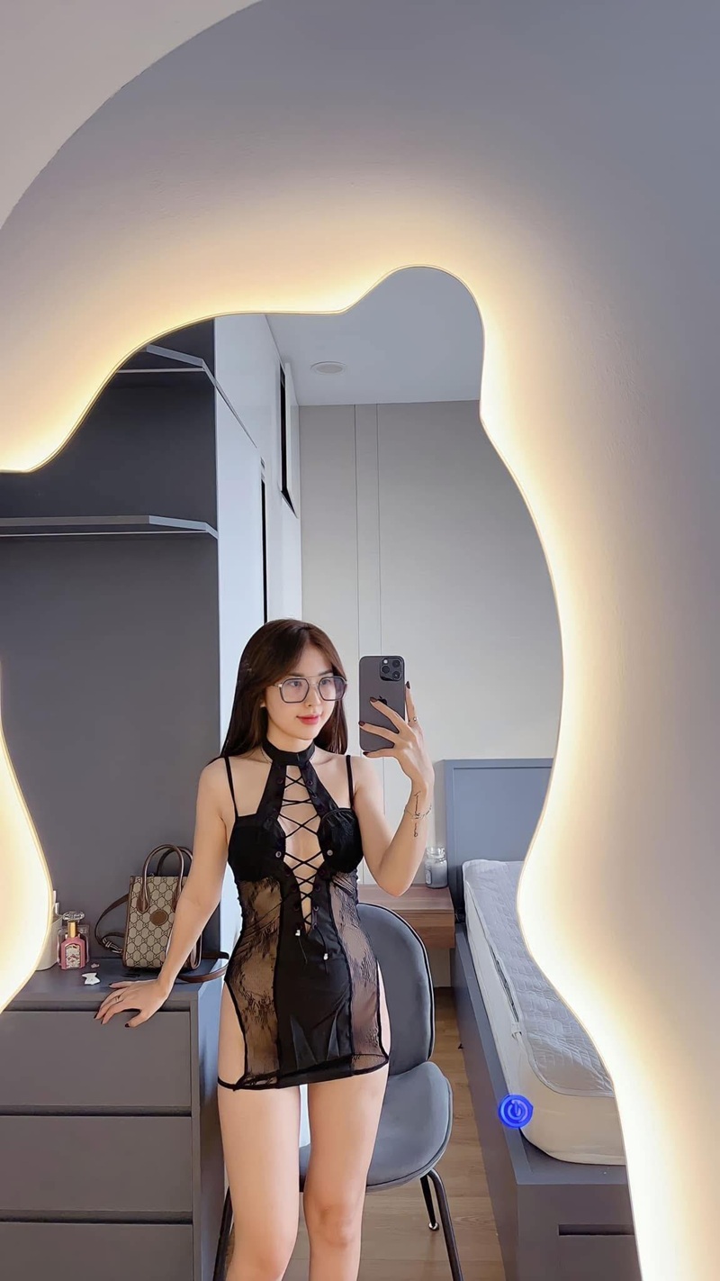 Người mẫu mặc bikini Đan Phượng Shop bên ghế dài hồ bơi