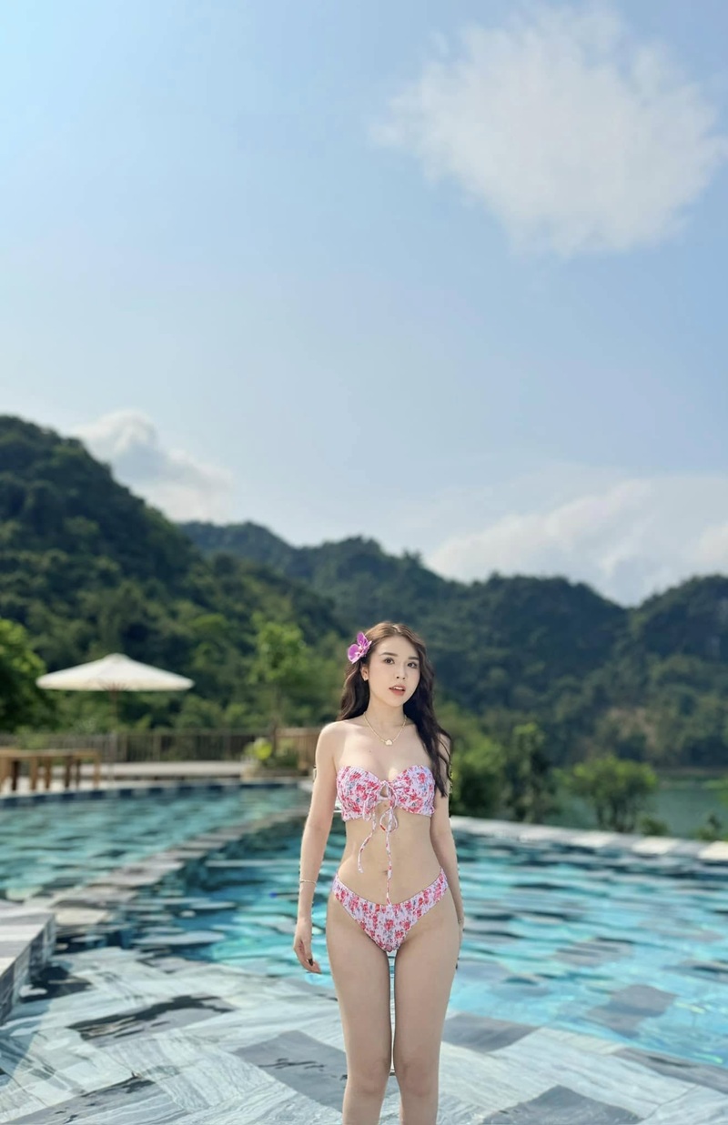 Người mẫu mặc bikini Đan Phượng Shop pose nghiêng gợi cảm