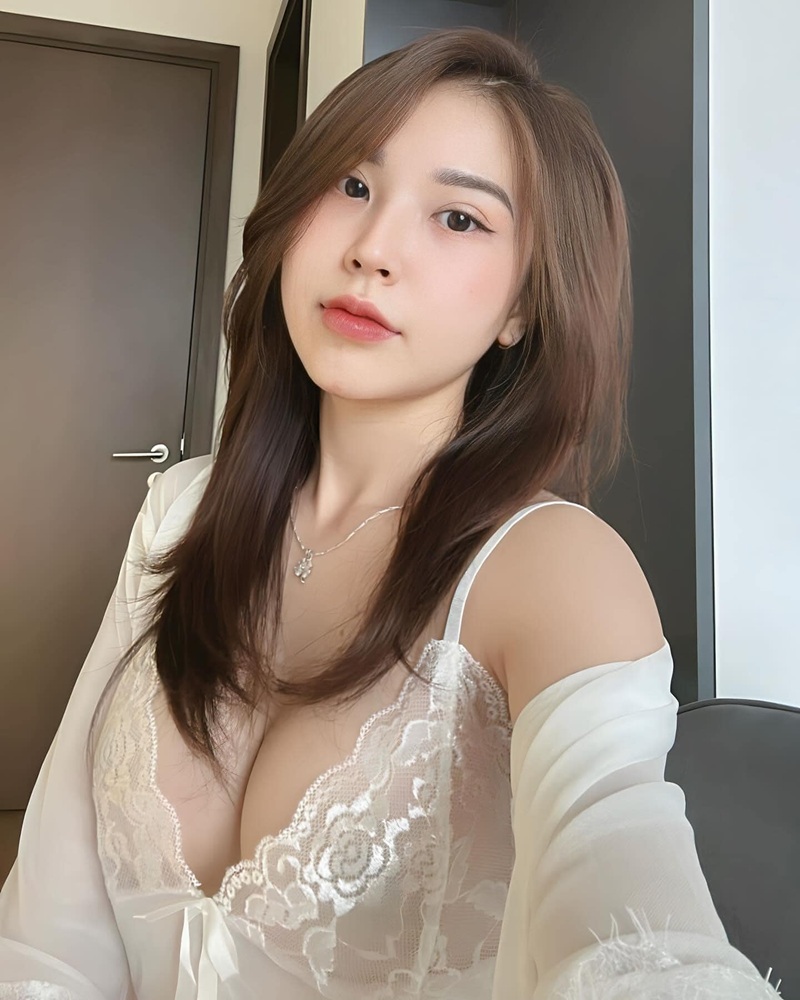 Cô nàng diện bikini Đan Phượng Shop nằm nghiêng bên bờ biển