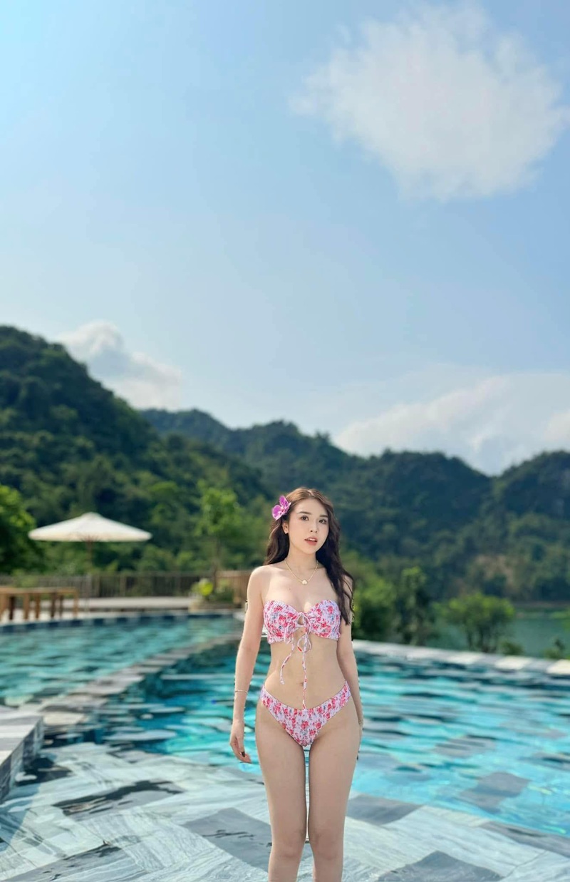 Người mẫu mặc bikini Đan Phượng Shop quay lưng khoe lưng cong