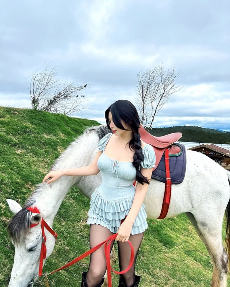 Ảnh Duyên Híp hot girl xinh đẹp body cong vút