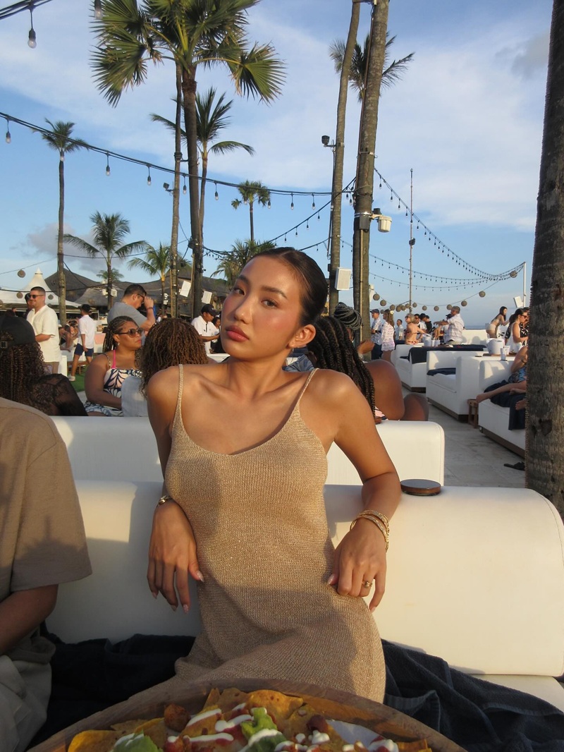 Ảnh TikToker Lê Thị Khánh Huyền mặc crop top