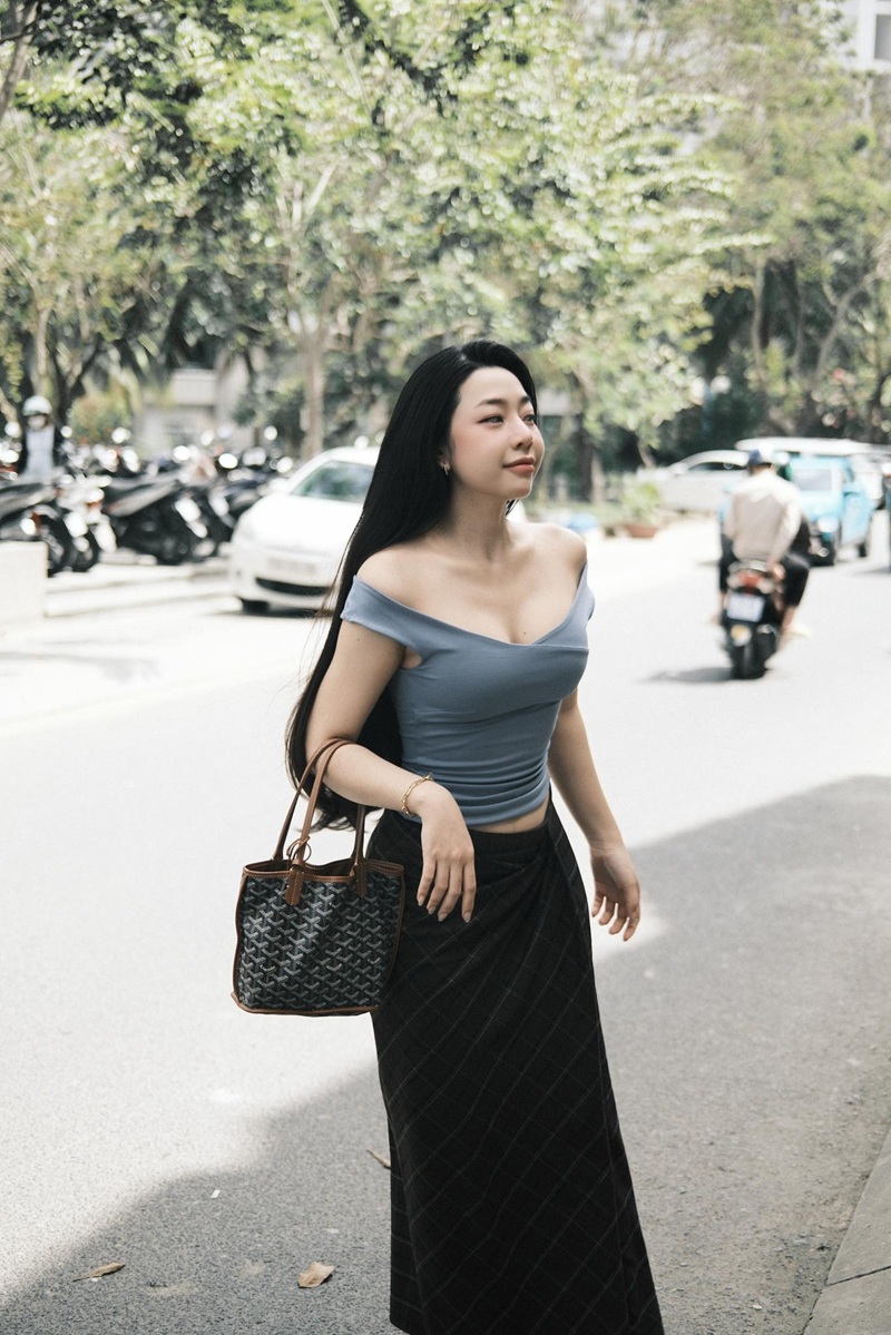 hình ảnh Nguyễn Bích Uyển My trong studio đầy nghệ thuật