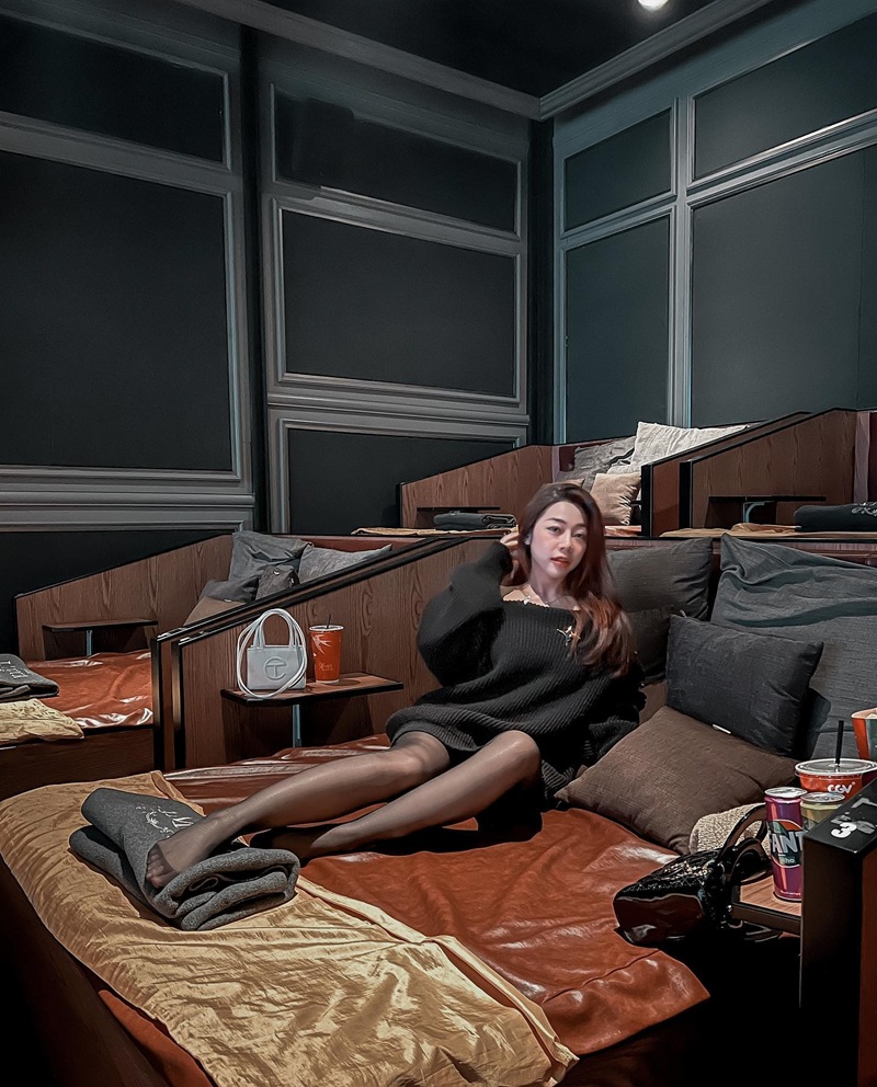 hình ảnh Uyển My bên ánh đèn lung linh cực đẹp mắt