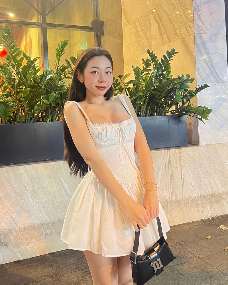 cô nàng TikTok Uyển My tạo dáng bên quán cà phê đẹp
