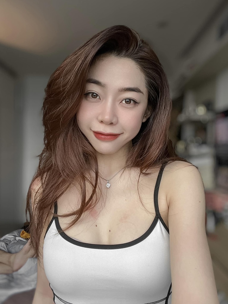 hot TikToker Uyển My tạo dáng trẻ trung đầy cuốn hút