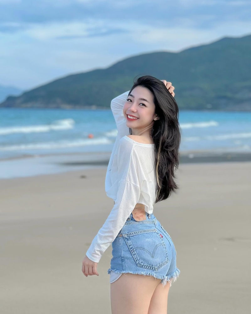 Ảnh TikToker Nguyễn Bích Uyển My cùng outfit đen sang trọng