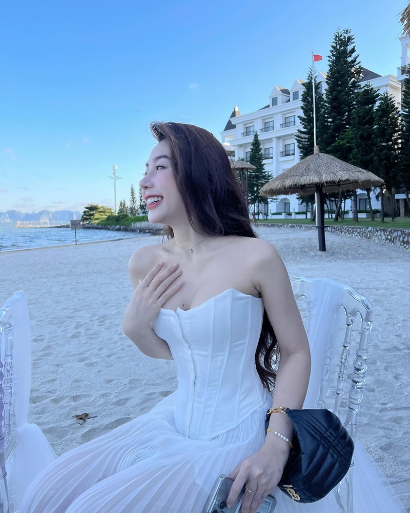hình ảnh Uyển My tạo dáng ngoài phố cực kỳ nổi bật