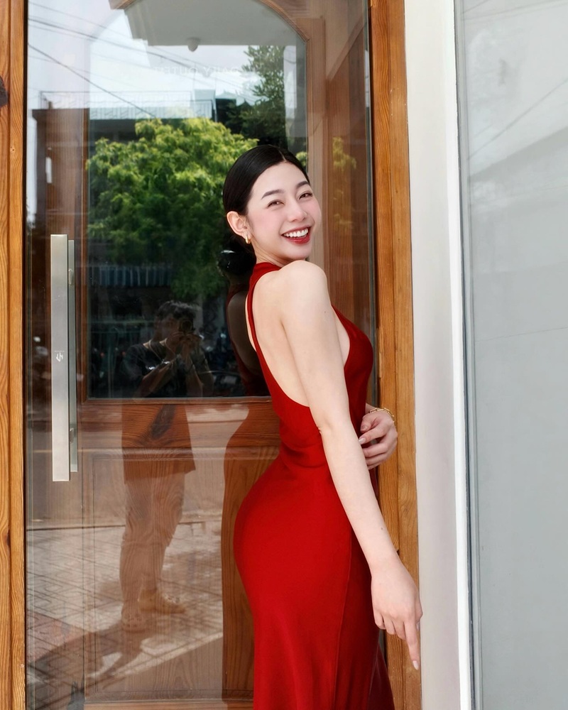 Nguyễn Bích Uyển My tạo dáng trước gương đầy cuốn hút