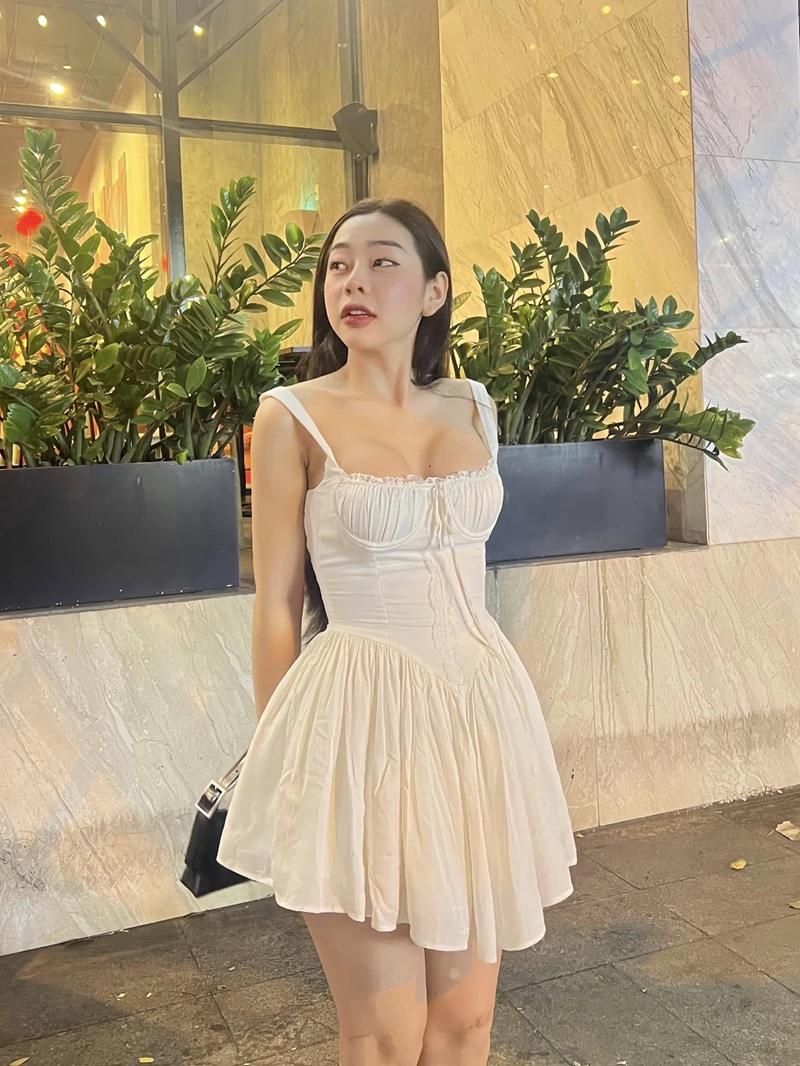 Ảnh TikToker Nguyễn Bích Uyển My trong outfit cá tính đẹp mắt