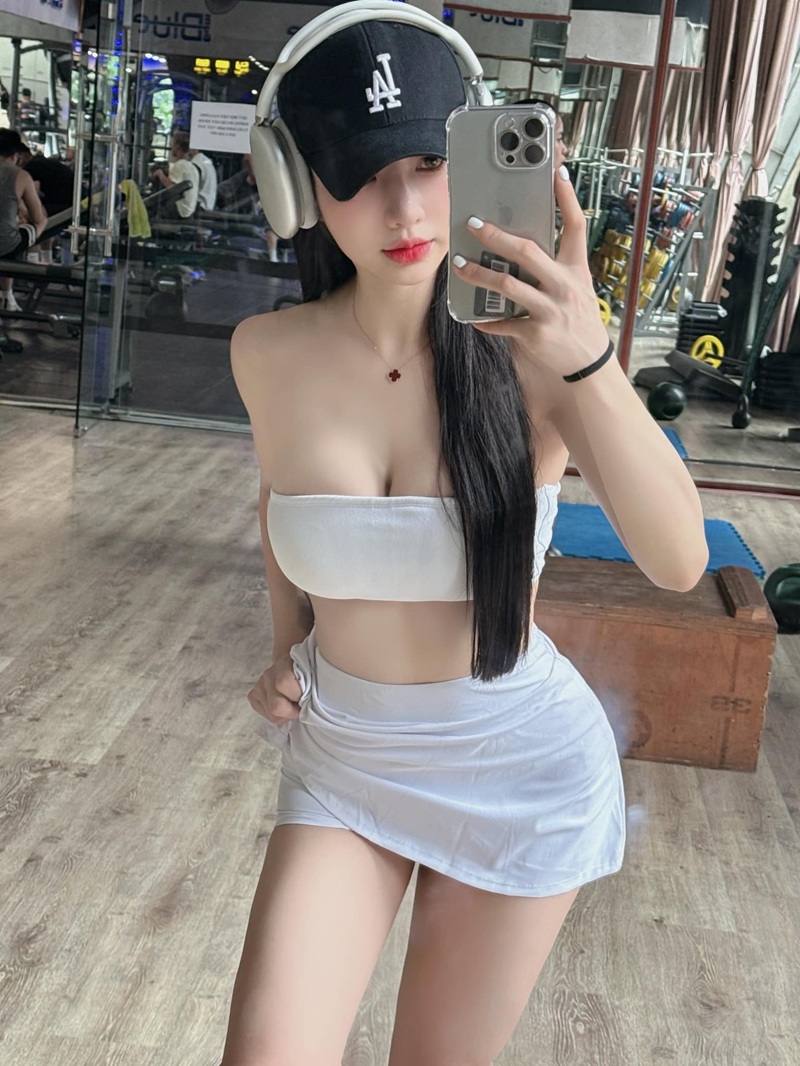 Phạm Hồng Nhung Suah khoe chân dài thon gọn