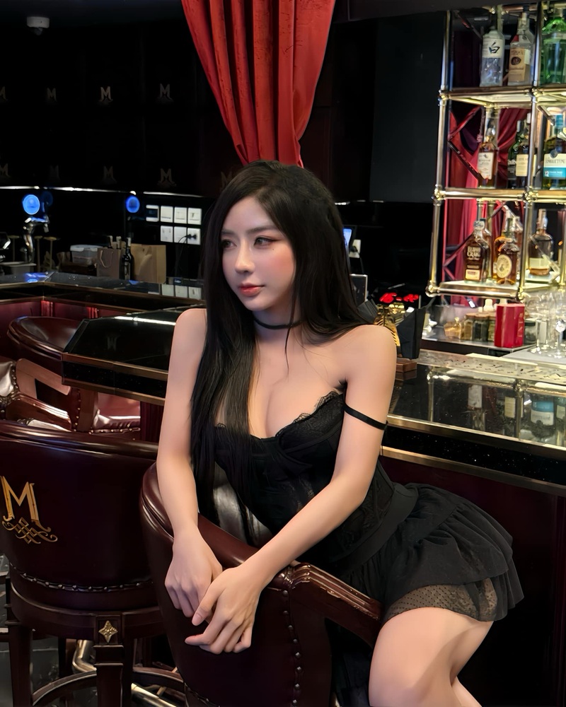 Phạm Hồng Nhung Suah mặc váy ngắn bay trong gió