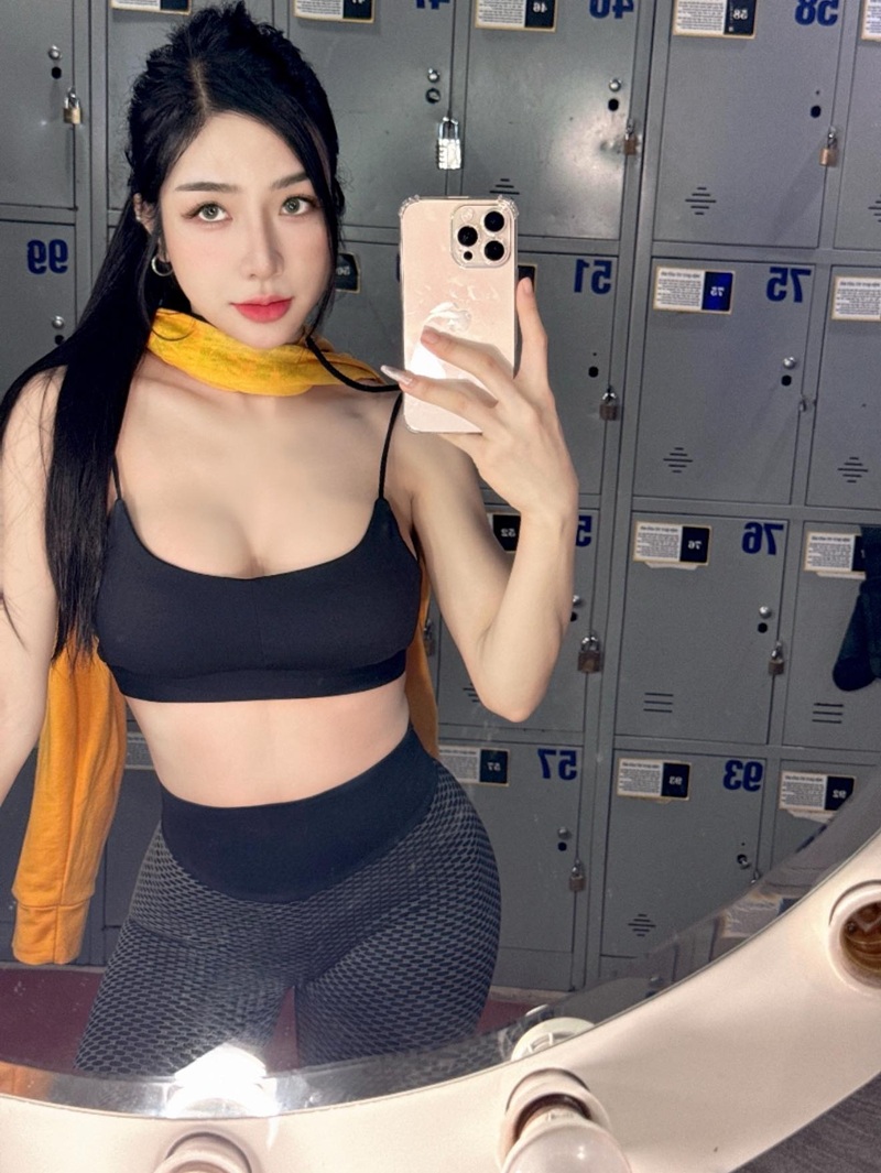 Tư thế sexy của Phạm Hồng Nhung Suah