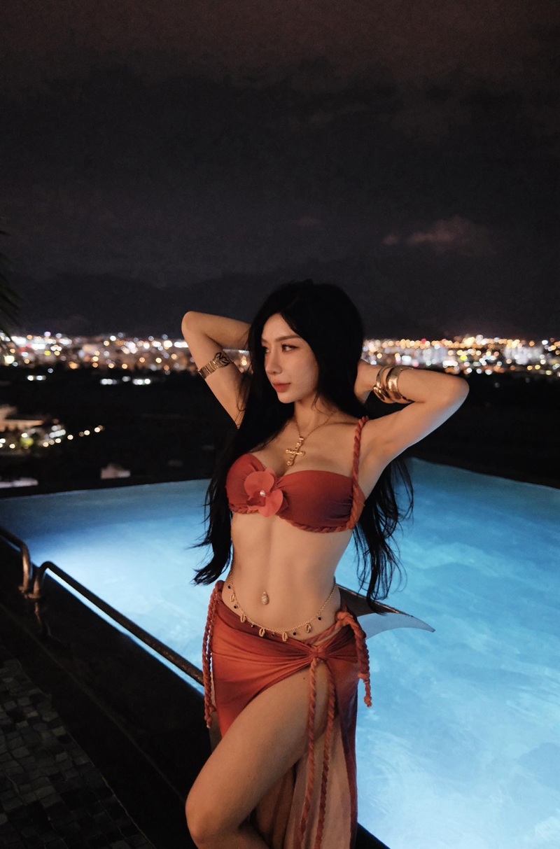 Phạm Hồng Nhung Suah ngồi xổm khoe body quyến rũ