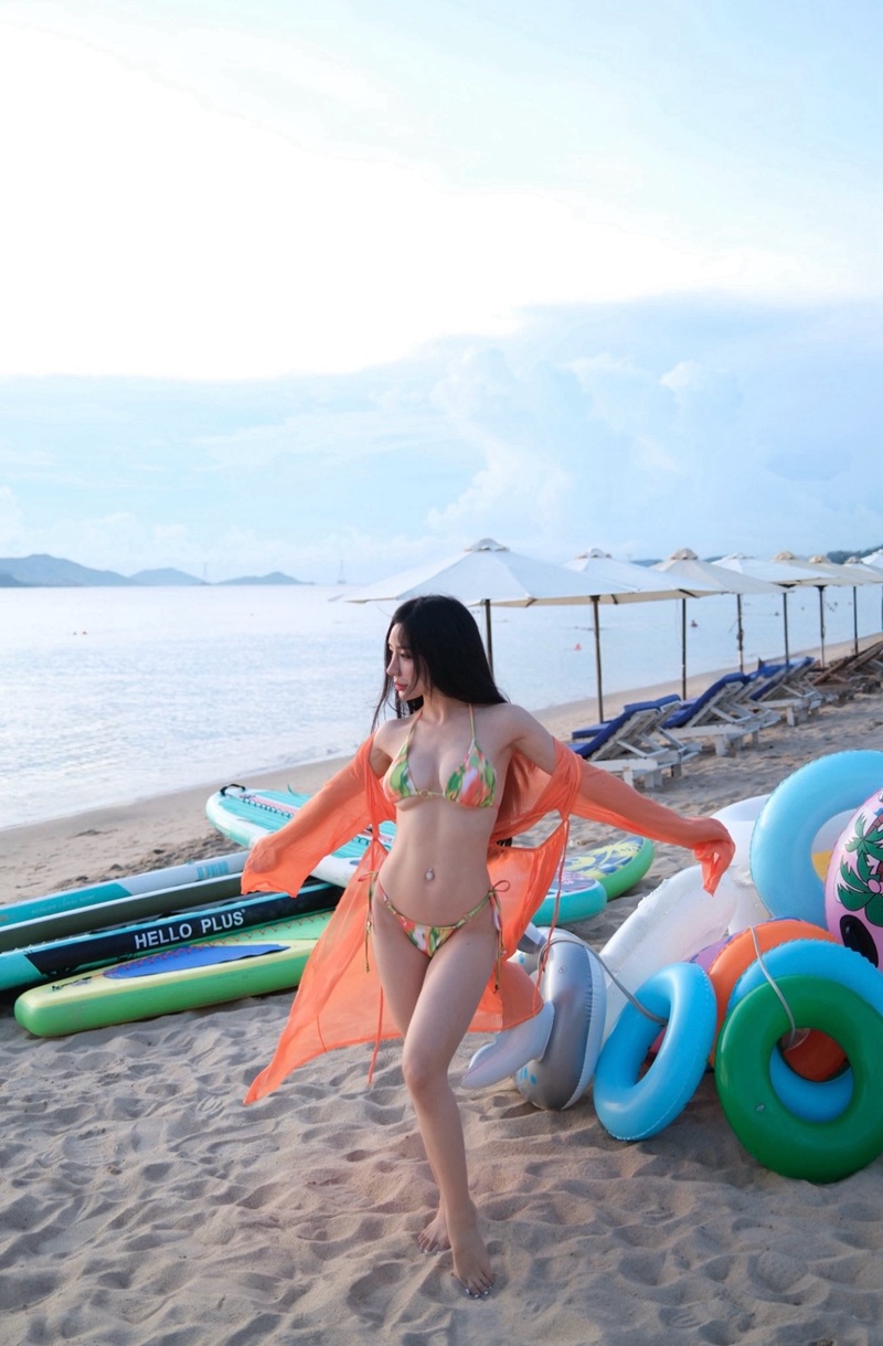 Phạm Hồng Nhung Suah bikini xanh dương tươi mát