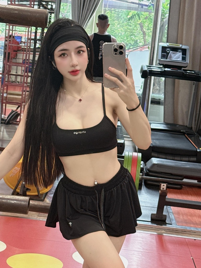 Phạm Hồng Nhung Suah pose gợi cảm đầy mê hoặc