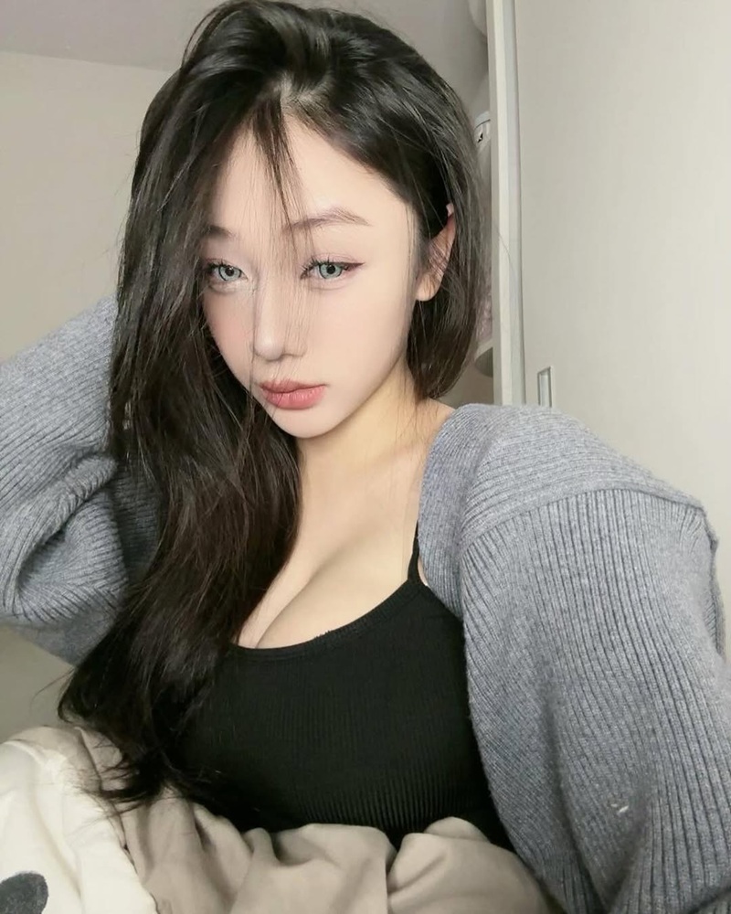 Trần Hà Linh khoe khe ngực sâu đầy đặn