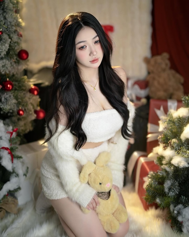 Trần Hà Linh mặc váy babydoll mỏng tang gợi tình