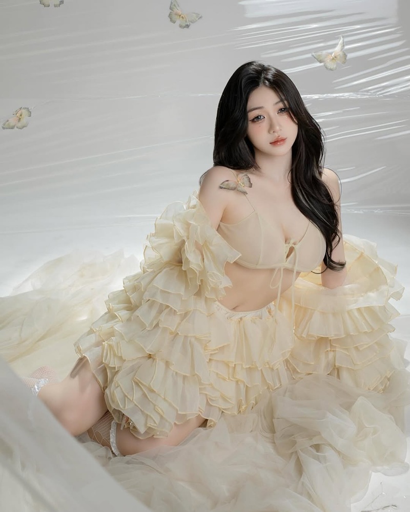Trần Hà Linh vú bự massage oil bóng loáng