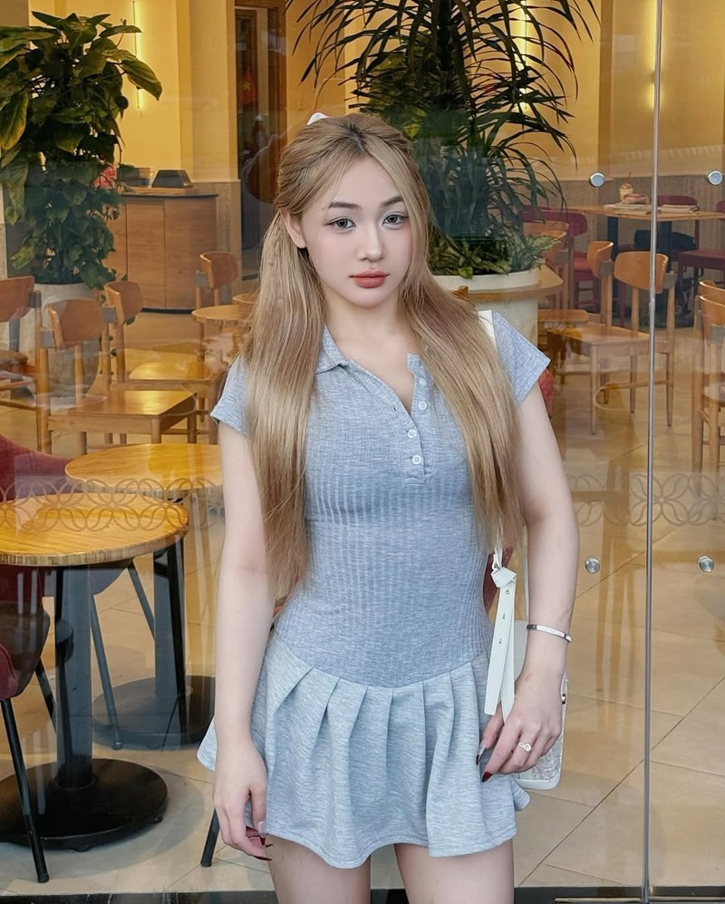 Trần Hà Linh mông to ngồi xổm quay lưng