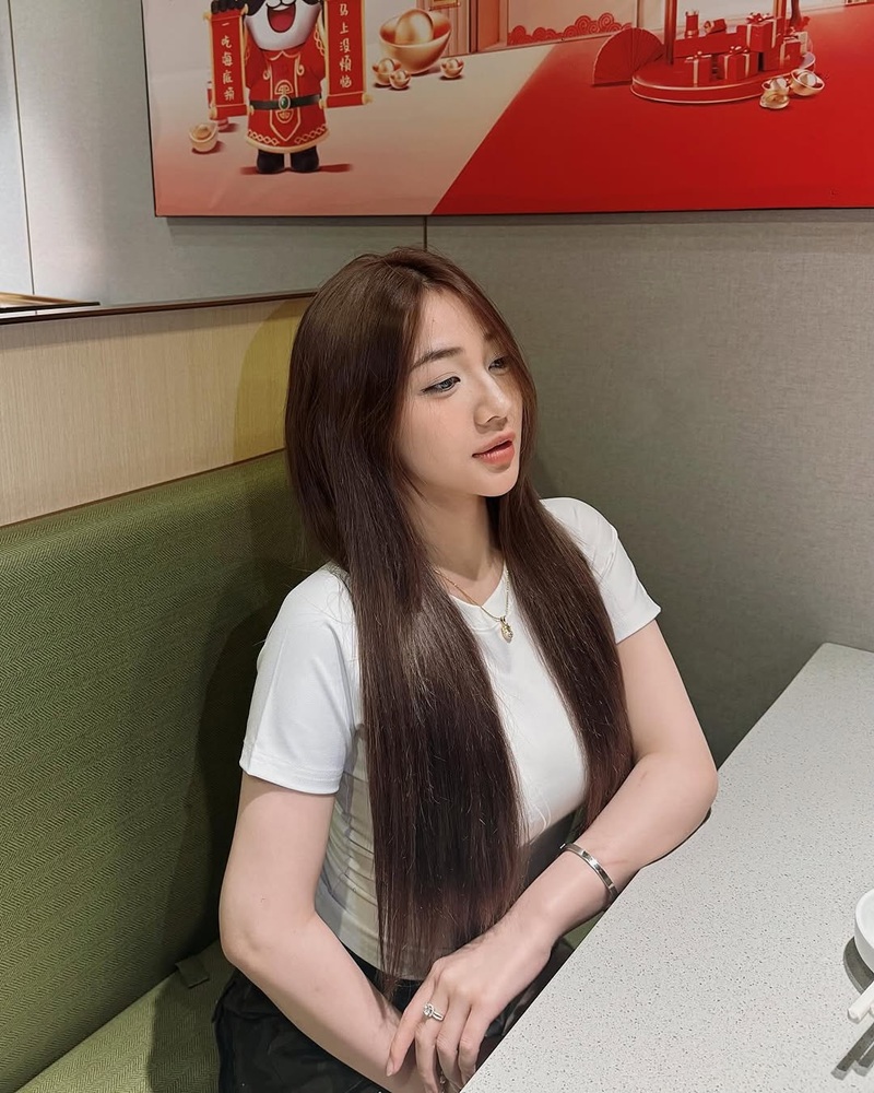 Trần Hà Linh body đồng hồ cát hoàn hảo