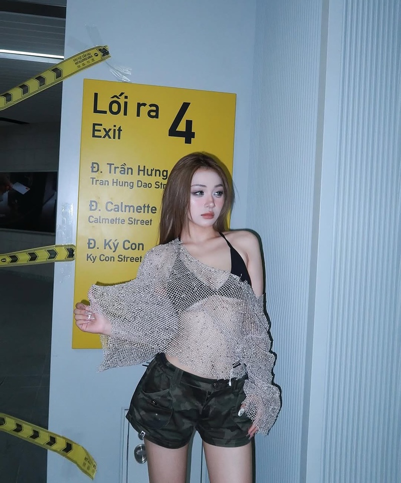 Trần Hà Linh khoe lồn hồng hào dưới ánh đèn