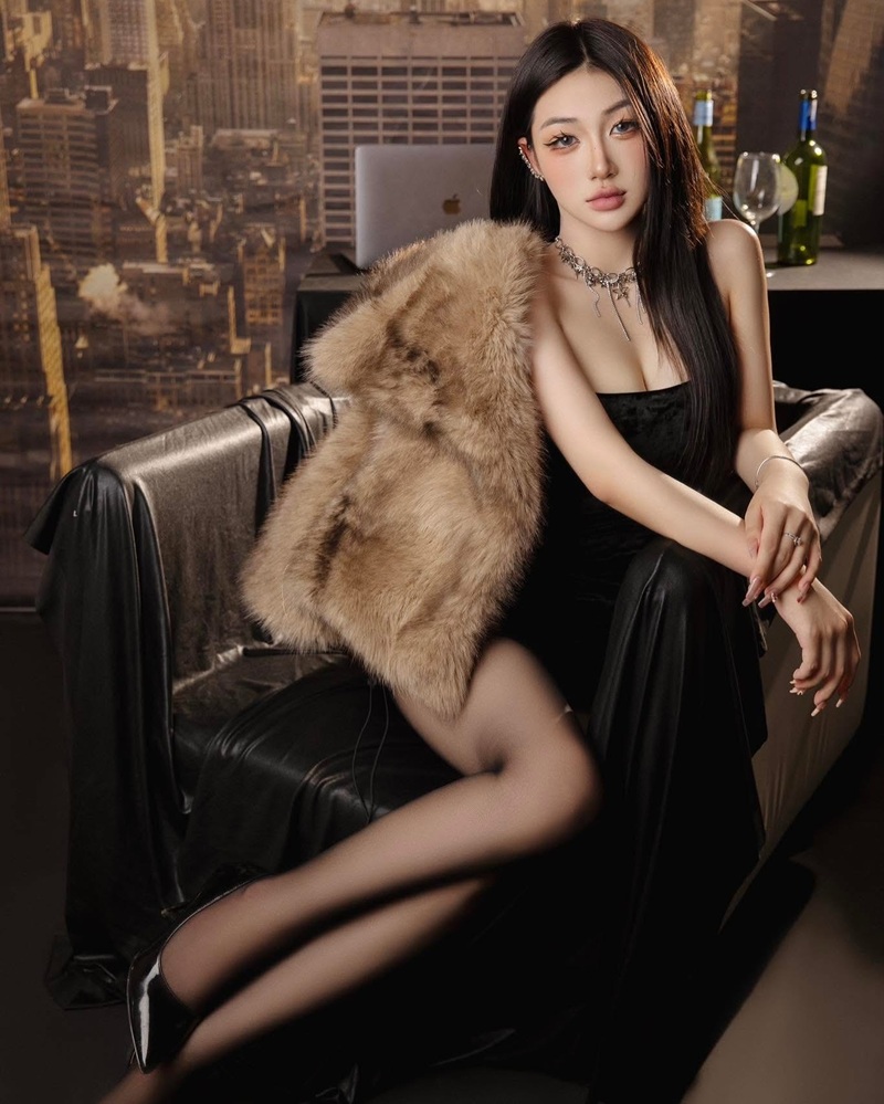 Trần Hà Linh cosplay cheerleader váy ngắn