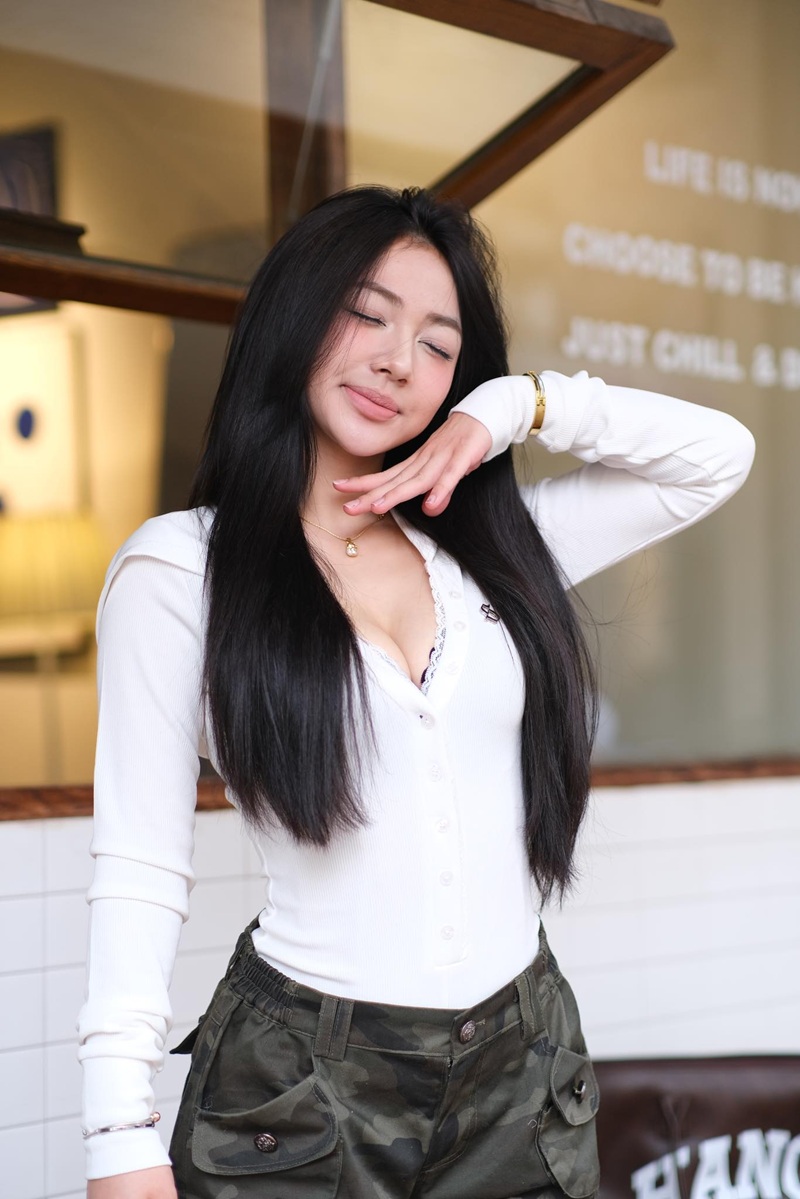 Trần Hà Linh khoe vú bự nảy tưng trong áo croptop