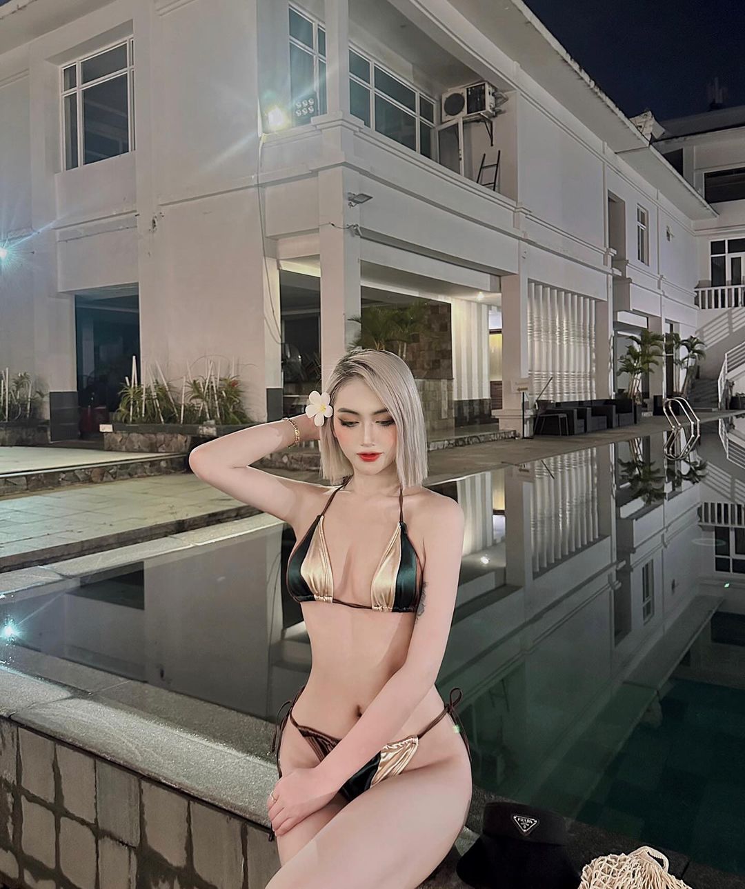 Hồng hoa gái xinh bikini 15