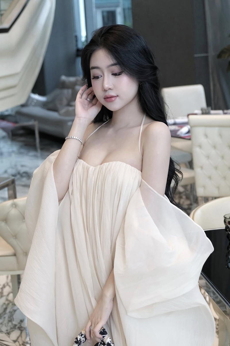 Ảnh bikini Lê Kim Loan quyến rũ với kính đen thời trang