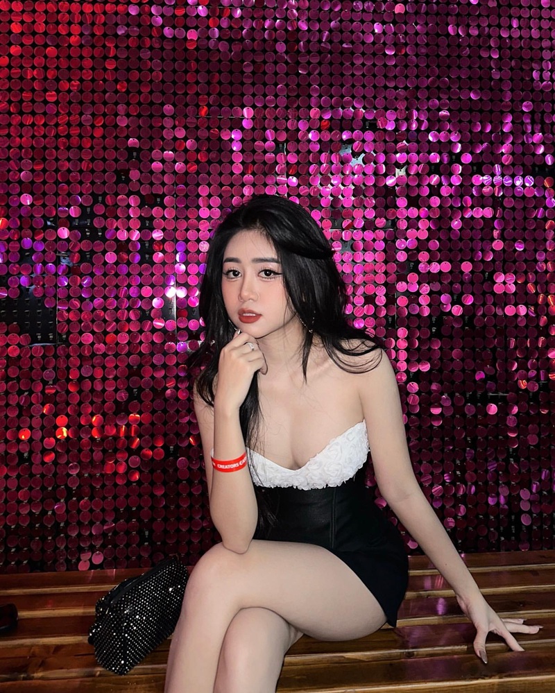 Ảnh Lê Kim Loan gợi cảm trong váy đen xẻ cao