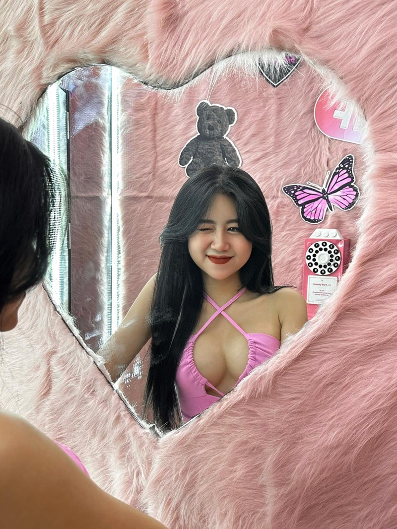 Ảnh bikini Lê Kim Loan quyến rũ bên hồ bơi đêm