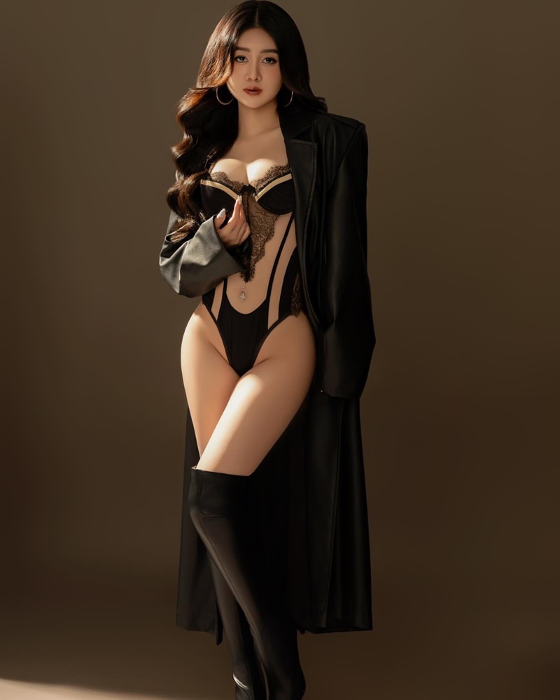 Ảnh bikini Lê Kim Loan quyến rũ trước background ánh đèn