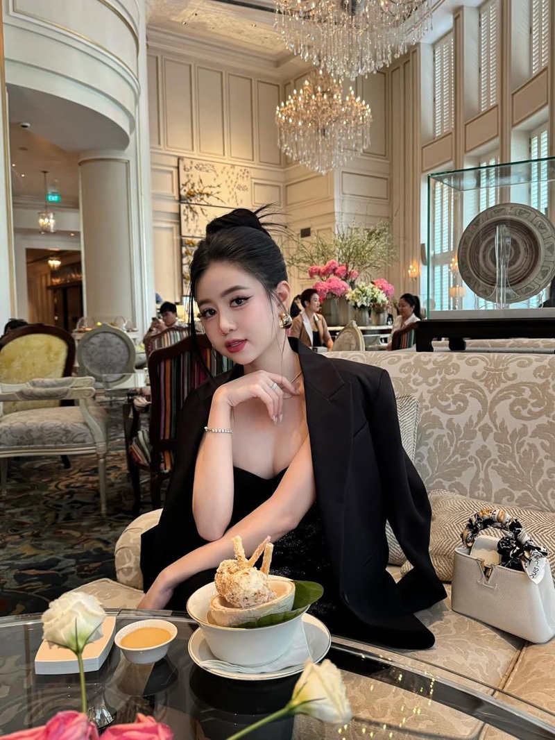 Ảnh sexy Lê Kim Loan tạo dáng cạnh ô tô sang chảnh