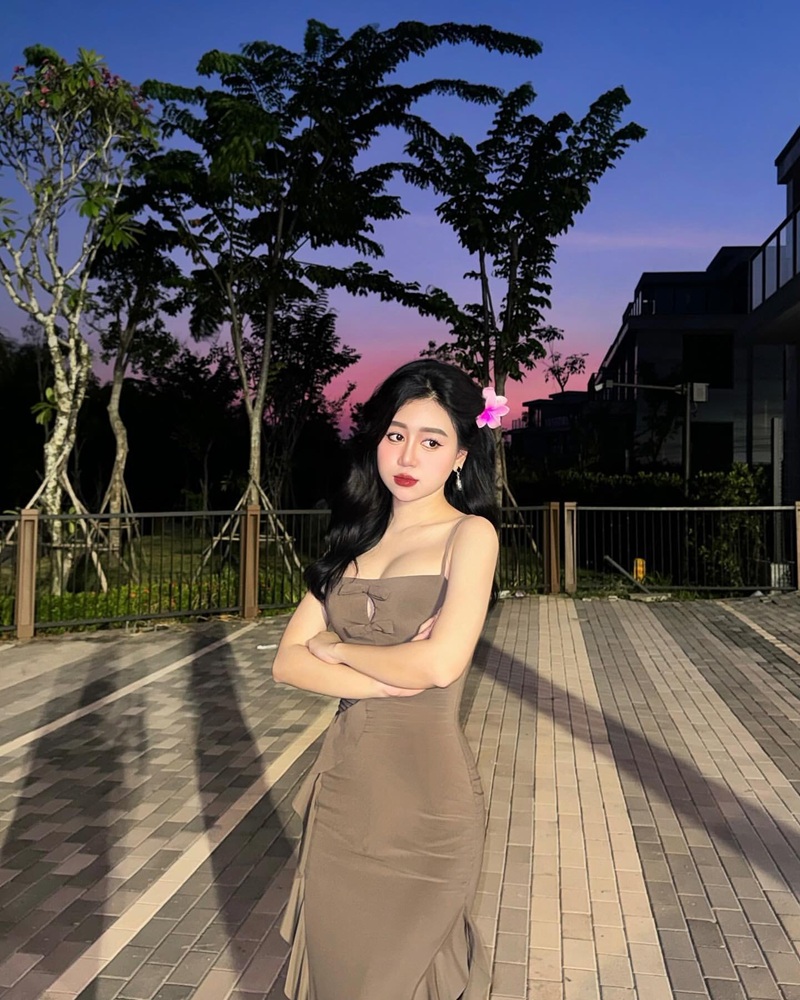 Ảnh sexy Lê Kim Loan selfie trong xe đầy cuốn hút
