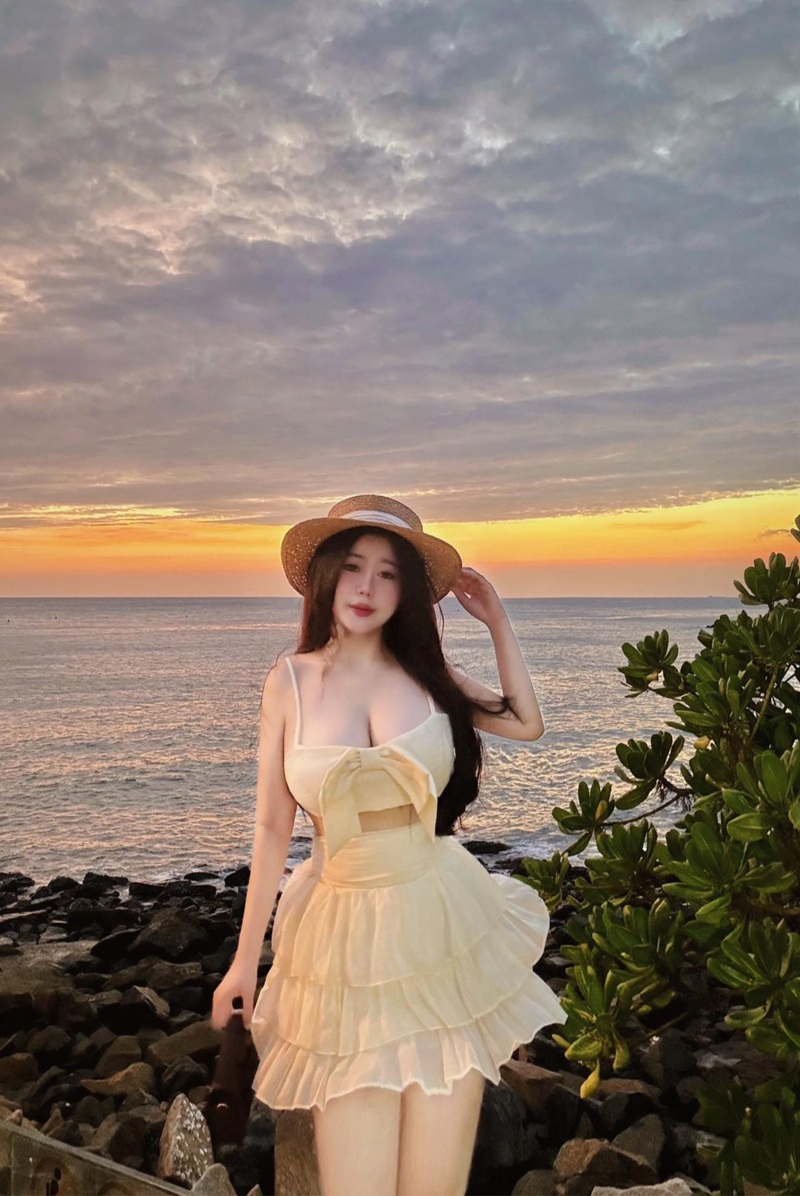 Ảnh Nguyễn Thị Thư gợi tình với outfit mỏng tang