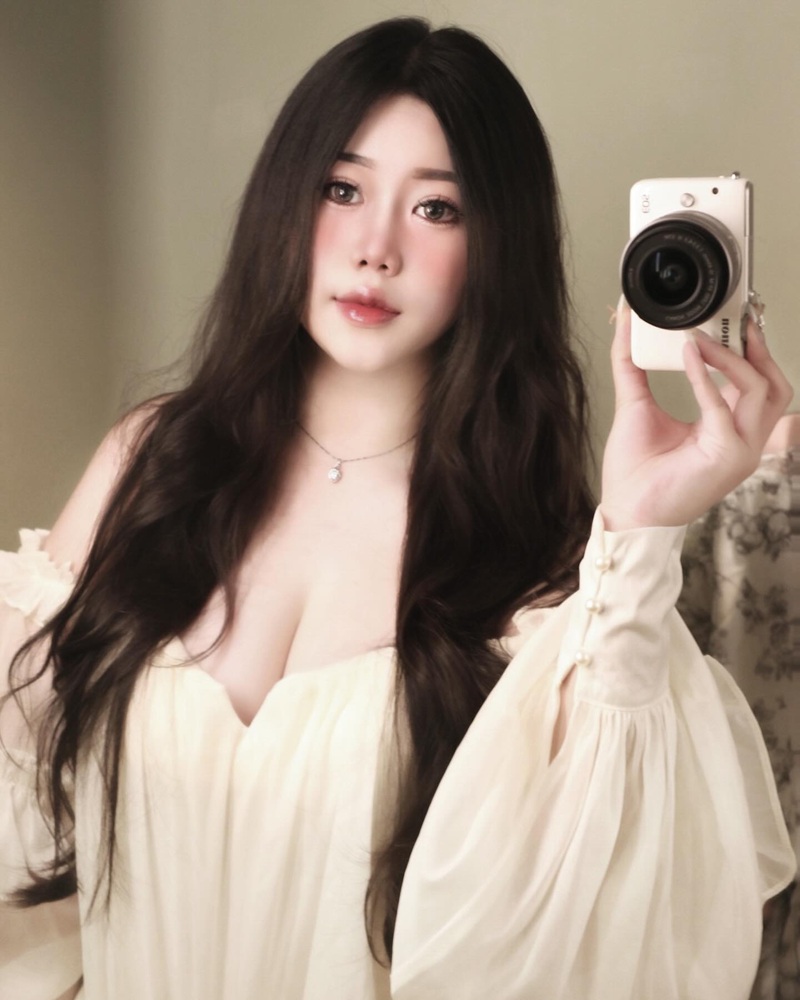 Ảnh Nguyễn Thị Thư với ánh mắt mời gọi quyến rũ