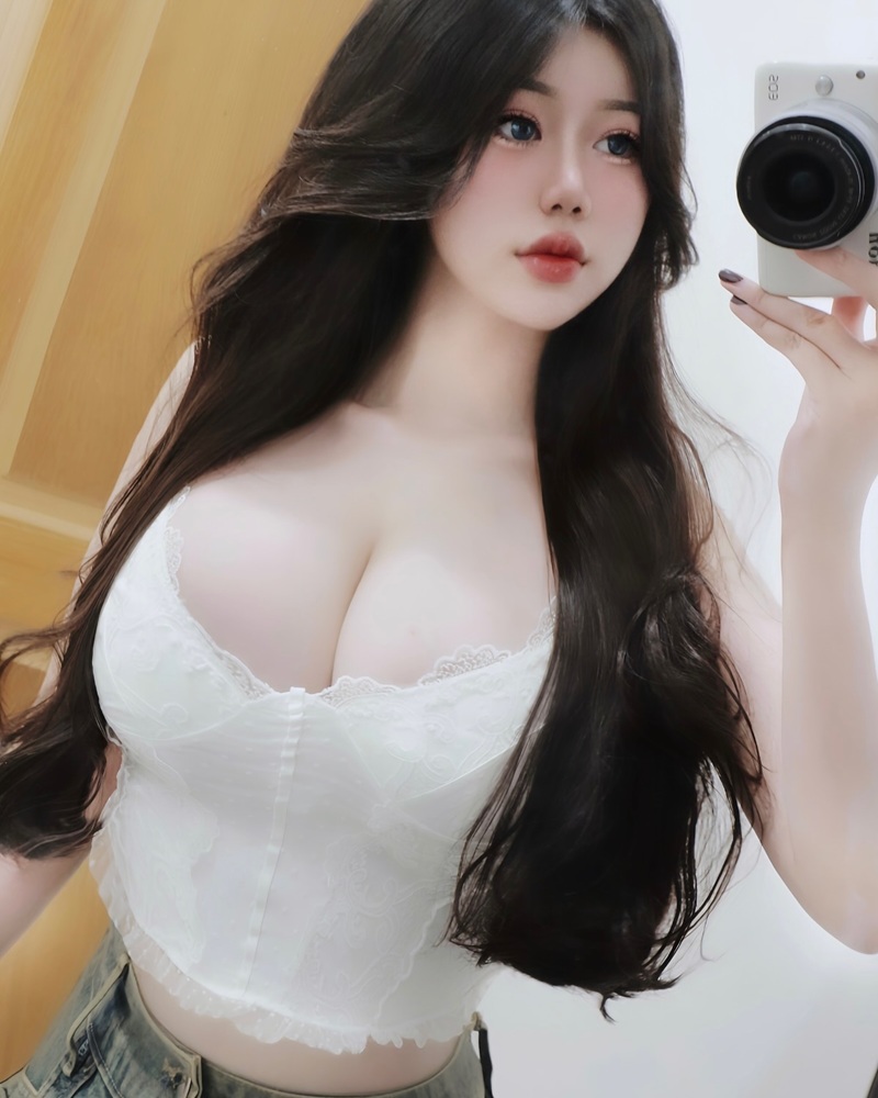 Ảnh Nguyễn Thị Thư gợi cảm khoe lưng trần sexy