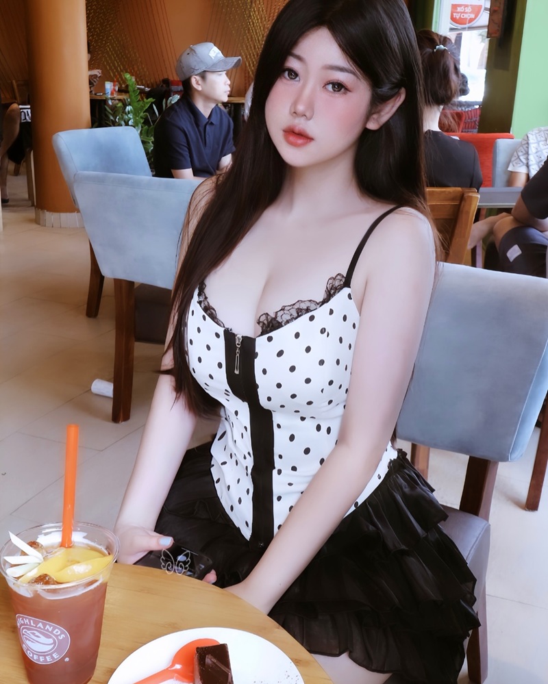 Ảnh Nguyễn Thị Thư quyến rũ nằm nghiêng đầy nghệ thuật