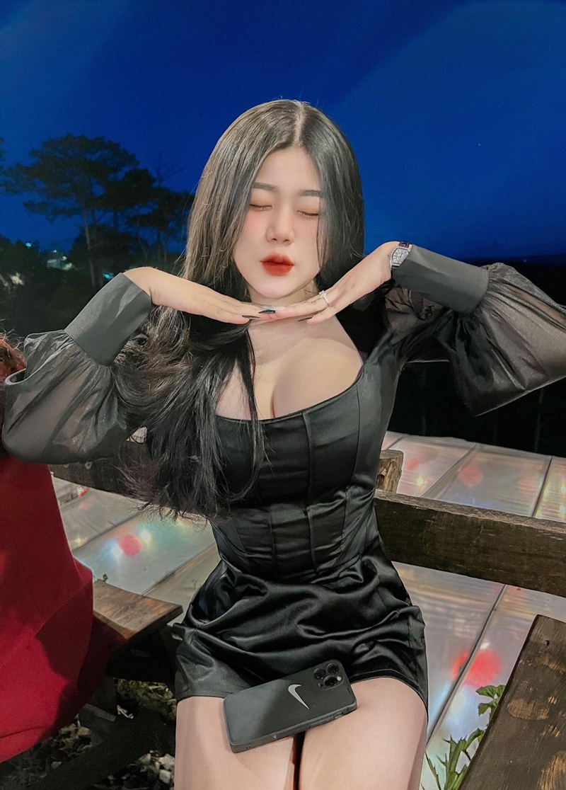 Ảnh Nguyễn Thị Thư sexy khoe đường cong quyến rũ
