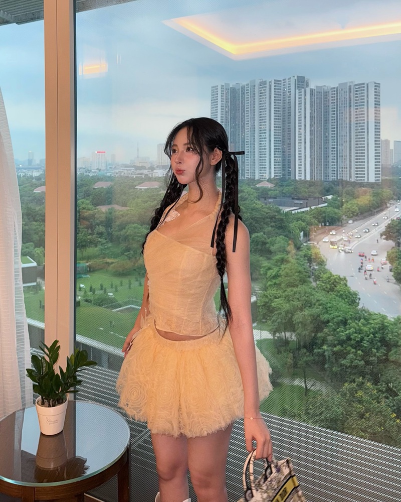 Ảnh Hotgirl Uyên Nii sờ lồn ngón tay dâm