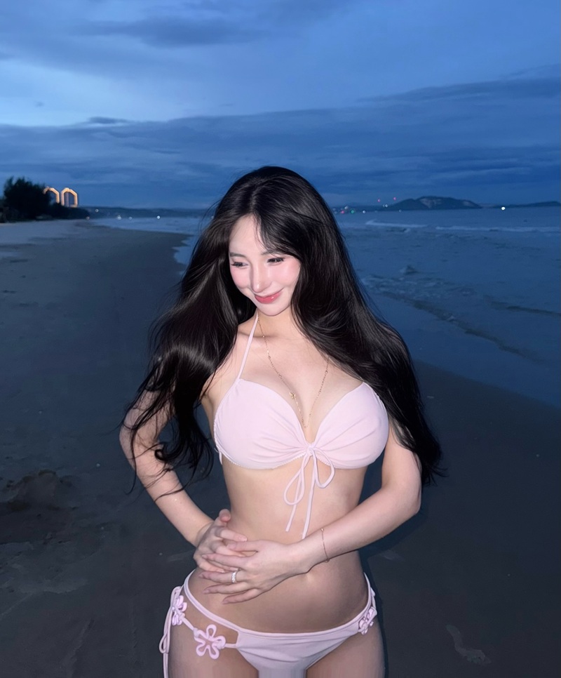 Ảnh Hotgirl Uyên Nii liếm dildo khoái cảm dâm