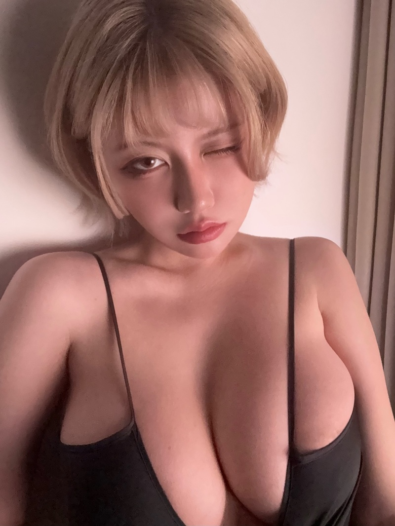 Ảnh Ain Nguyen Leak vú to đang bú ngón tay