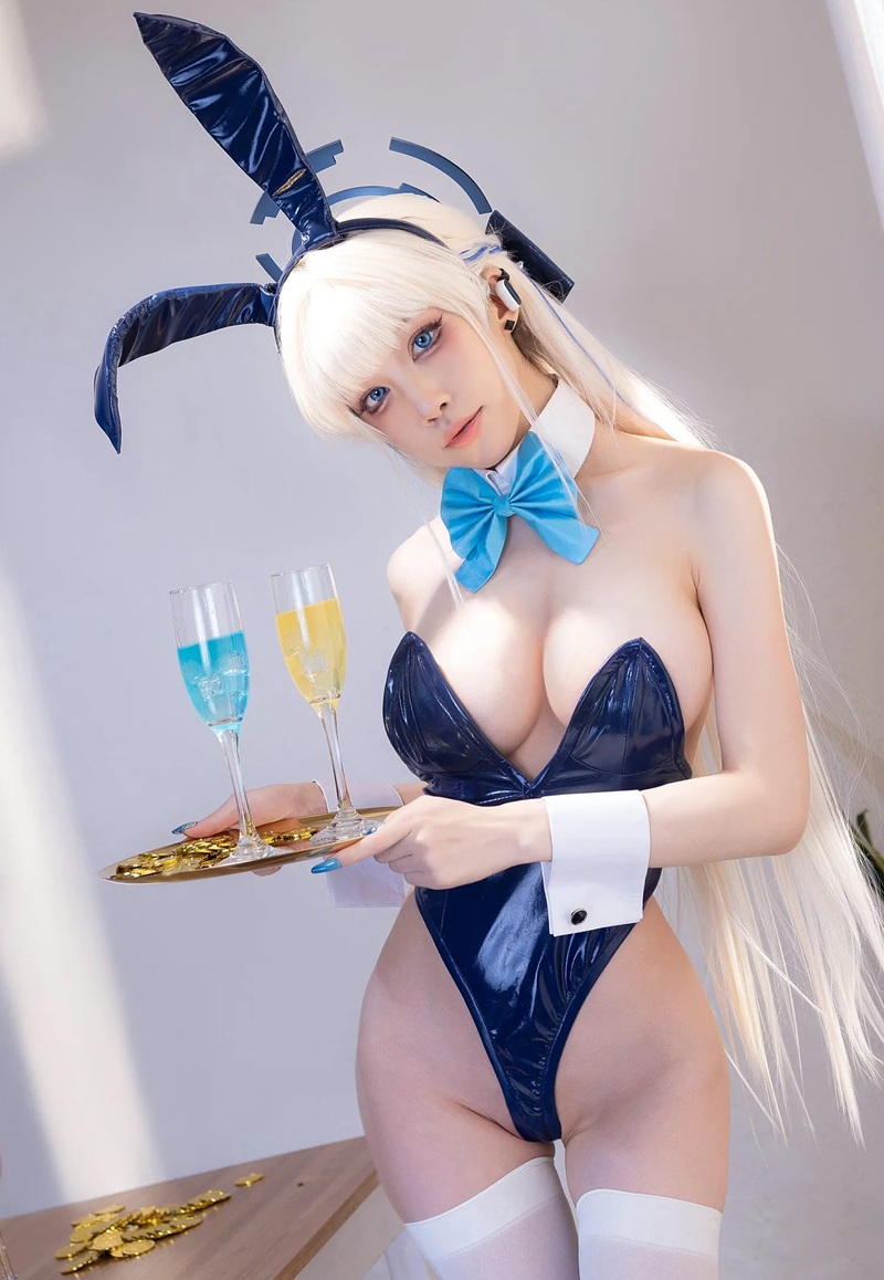 hình ảnh cô nàng bunny girl bên ánh đèn neon đẹp mắt
