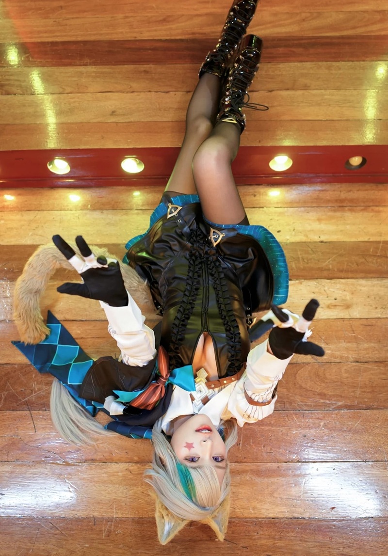 Ảnh Cosplay Genshin Impact Raiden Shogun cầm kiếm, thân hình nóng bỏng