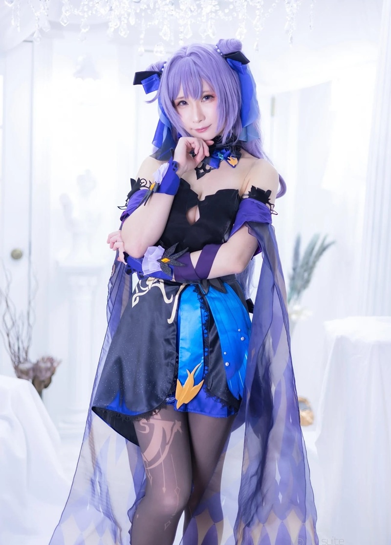Cosplay Genshin Impact Yae Miko ngồi trên ghế, chân dang rộng